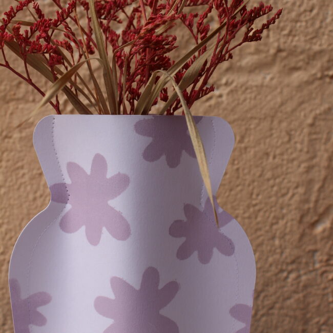 Ce vase en papier est une pièce unique qui allie esthétique et fonctionnalité. Design épuré, motifs délicats et finition artisanale.