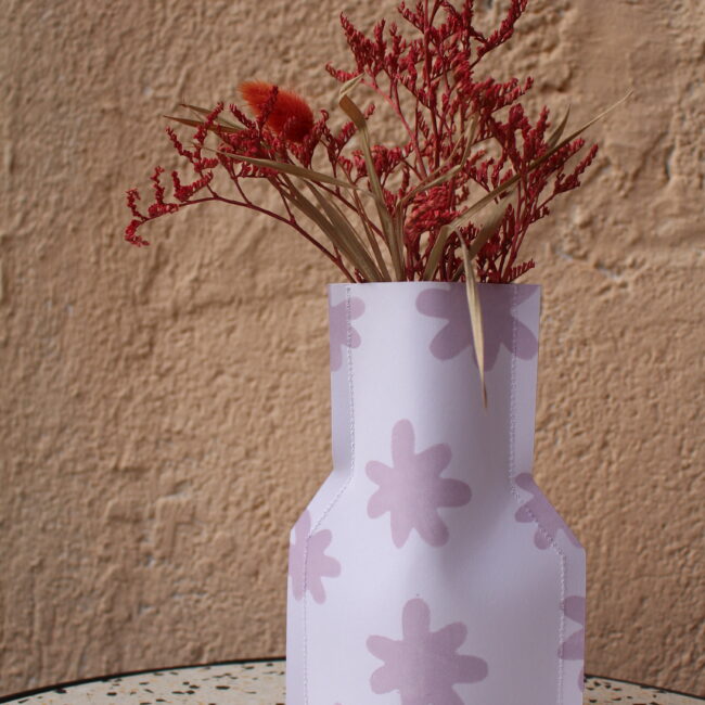 Ce vase en papier est une pièce unique qui allie esthétique et fonctionnalité. Design épuré, motifs délicats et finition artisanale.