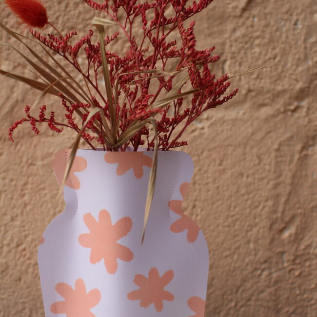 Ce vase en papier est une pièce unique qui allie esthétique et fonctionnalité. Design épuré, motifs délicats et finition artisanale.