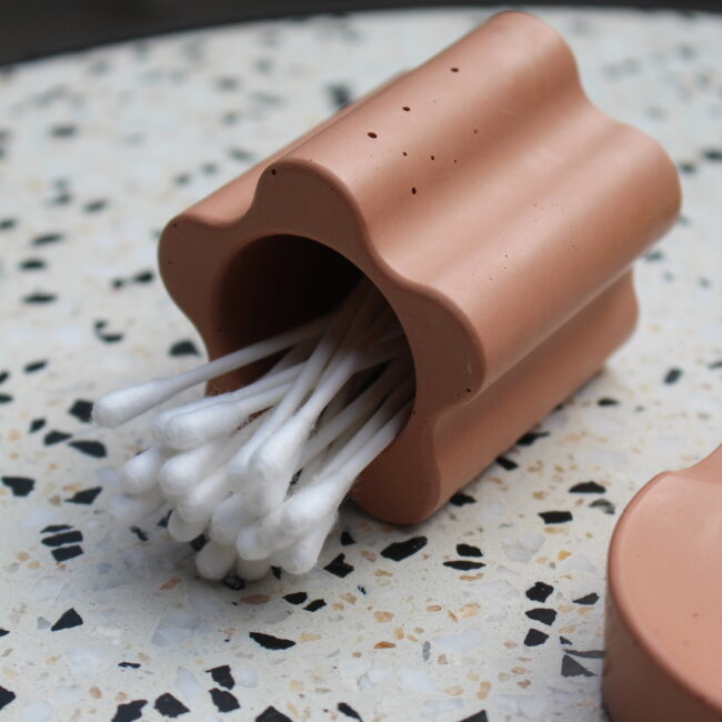 Accessoire de salle de bain, pot a coton tige en forme de fleur de Couleur chocolat