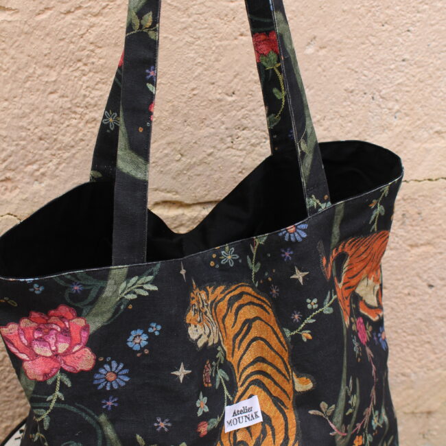 Ce sac cabas tigre est un incontournable pour un look décontracté. Tigre japonais sur fond noir. Offrant une grande capacité de rangement.