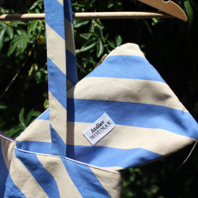 Trousse plate, en tissus de seconde main. Fabriquée à la main a Bordeaux. Trousse fabriquée artisanalement en Gironde. Tous nos produits sont Girondins.