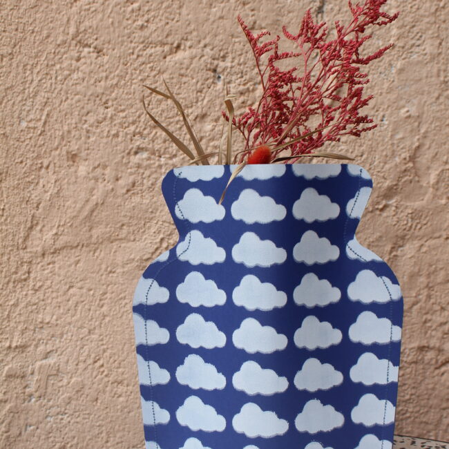 Ce vase en papier est une pièce unique qui allie esthétique et fonctionnalité. Design épuré, motifs délicats et finition artisanale.