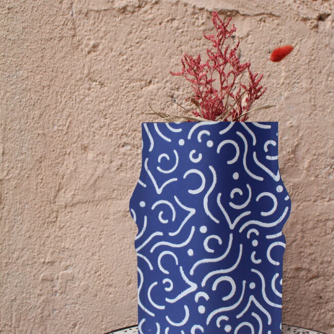 Ce vase en papier est une pièce unique qui allie esthétique et fonctionnalité. Design épuré, motifs délicats et finition artisanale.
