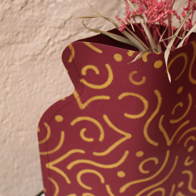 Ce vase en papier est une pièce unique qui allie esthétique et fonctionnalité. Design épuré, motifs délicats et finition artisanale.