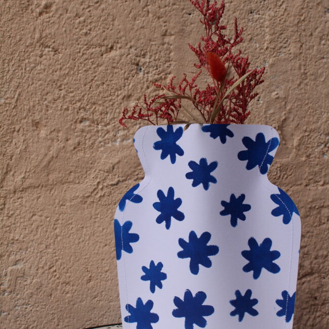 Ce vase en papier est une pièce unique qui allie esthétique et fonctionnalité. Design épuré, motifs délicats et finition artisanale.