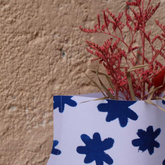 Ce vase en papier est une pièce unique qui allie esthétique et fonctionnalité. Design épuré, motifs délicats et finition artisanale.