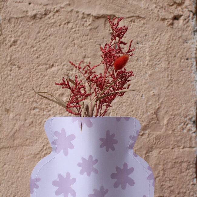 Ce vase en papier est une pièce unique qui allie esthétique et fonctionnalité. Design épuré, motifs délicats et finition artisanale.