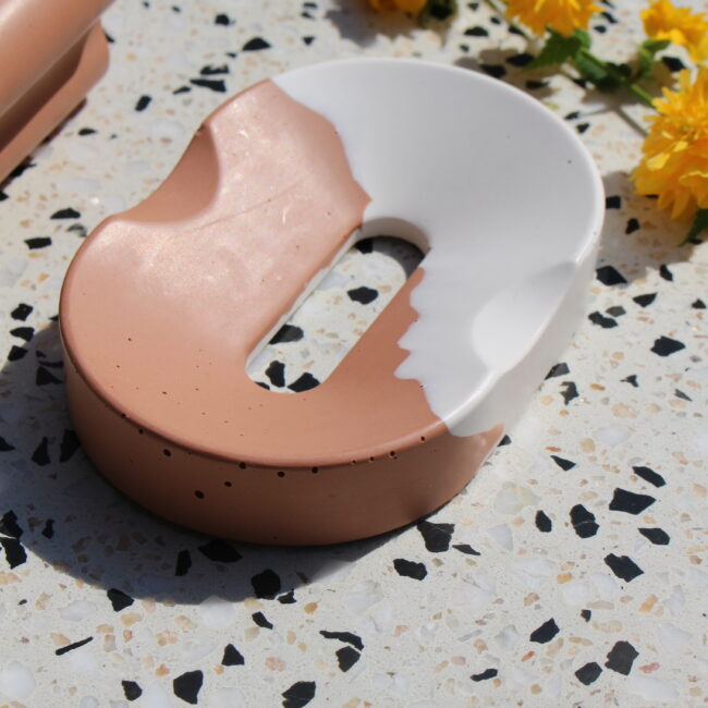 Couleur : Le porte-savon présente une couleur chocolat, une teinte neutre et chaleureuse qui s'intégrera facilement à de nombreux styles de salles de bain. Matériau : fabriqué en jesmonite, un matériau composite à base de plâtre et de résine, ce qui lui donne un aspect mat