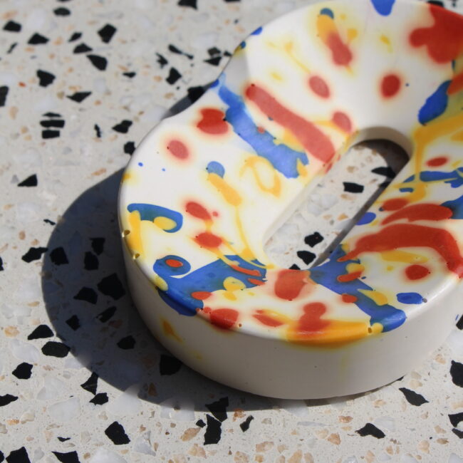 Couleur : Le porte-savon présente plusieurs couleurs, une teinte petante et chaleureuse qui s'intégrera Matériau : fabriqué en jesmonite, un matériau composite à base de plâtre et de résine, ce qui lui donne un aspect mat
