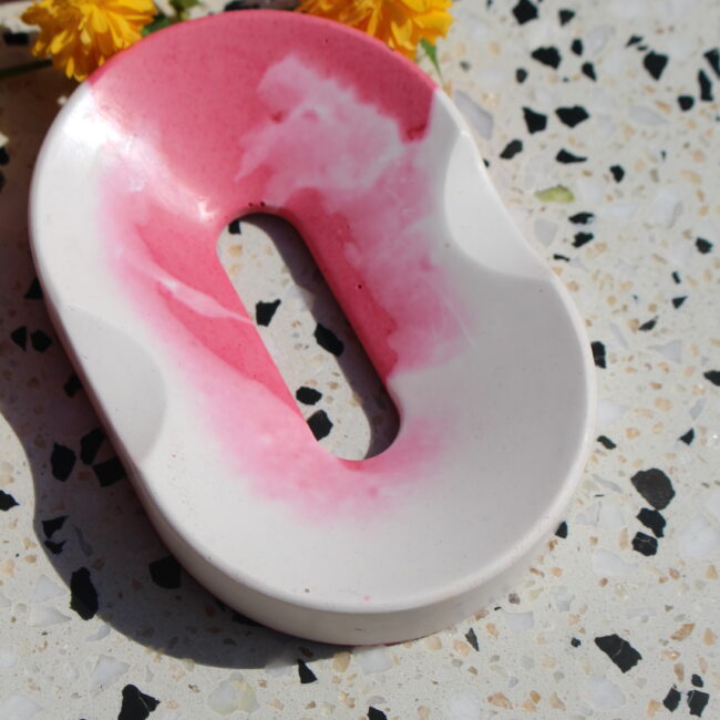 Couleur : Le porte-savon présente une couleur rose , une teinte neutre et chaleureuse qui s'intégrera facilement à de nombreux styles de salles de bain. Matériau : fabriqué en jesmonite, un matériau composite à base de plâtre et de résine, ce qui lui donne un aspect mat