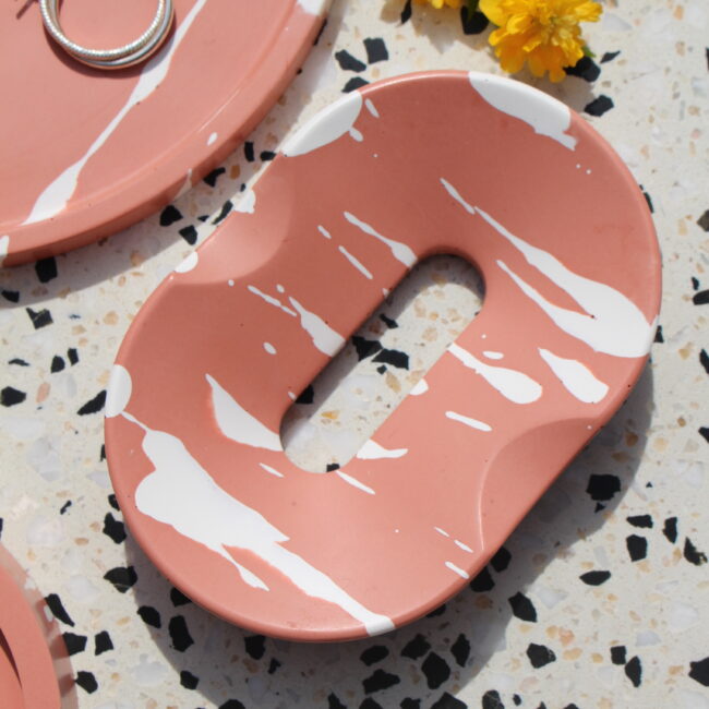 Couleur : Le porte-savon présente une couleur rose , une teinte neutre et chaleureuse qui s'intégrera facilement à de nombreux styles de salles de bain. Matériau : fabriqué en jesmonite, un matériau composite à base de plâtre et de résine, ce qui lui donne un aspect mat