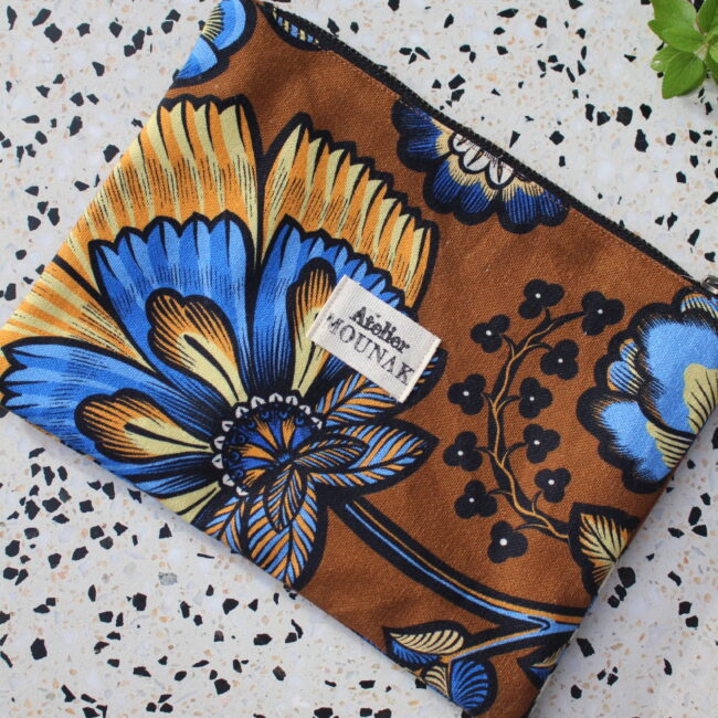 Trousse plate, en tissus de seconde main. Fabriquée à la main a Bordeaux. Trousse fabriquée artisanalement en Gironde. Tous nos produits sont Girondins.
